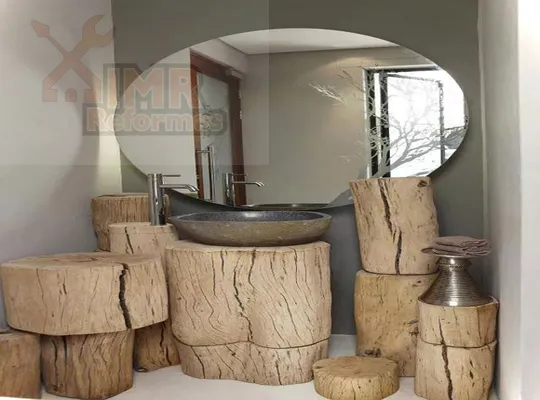 Cuarto de baño con muebles de tocón de madera.