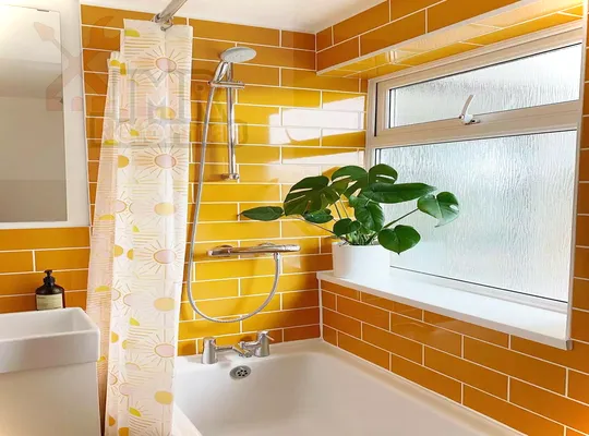 Baño con azulejos naranjas