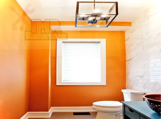 Baño con pintura naranja