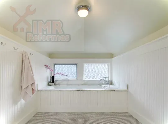 Un baño minimalista con paneles