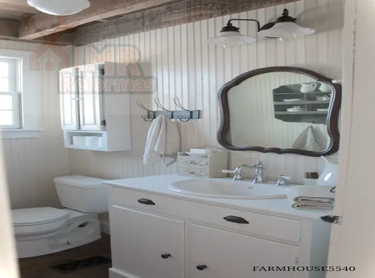 Un baño con paneles estilo casa de campo rústica