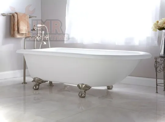 Bañera con pies de SH Rayne en un baño.