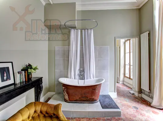 Baño de cobre en un dormitorio de estilo campestre francés